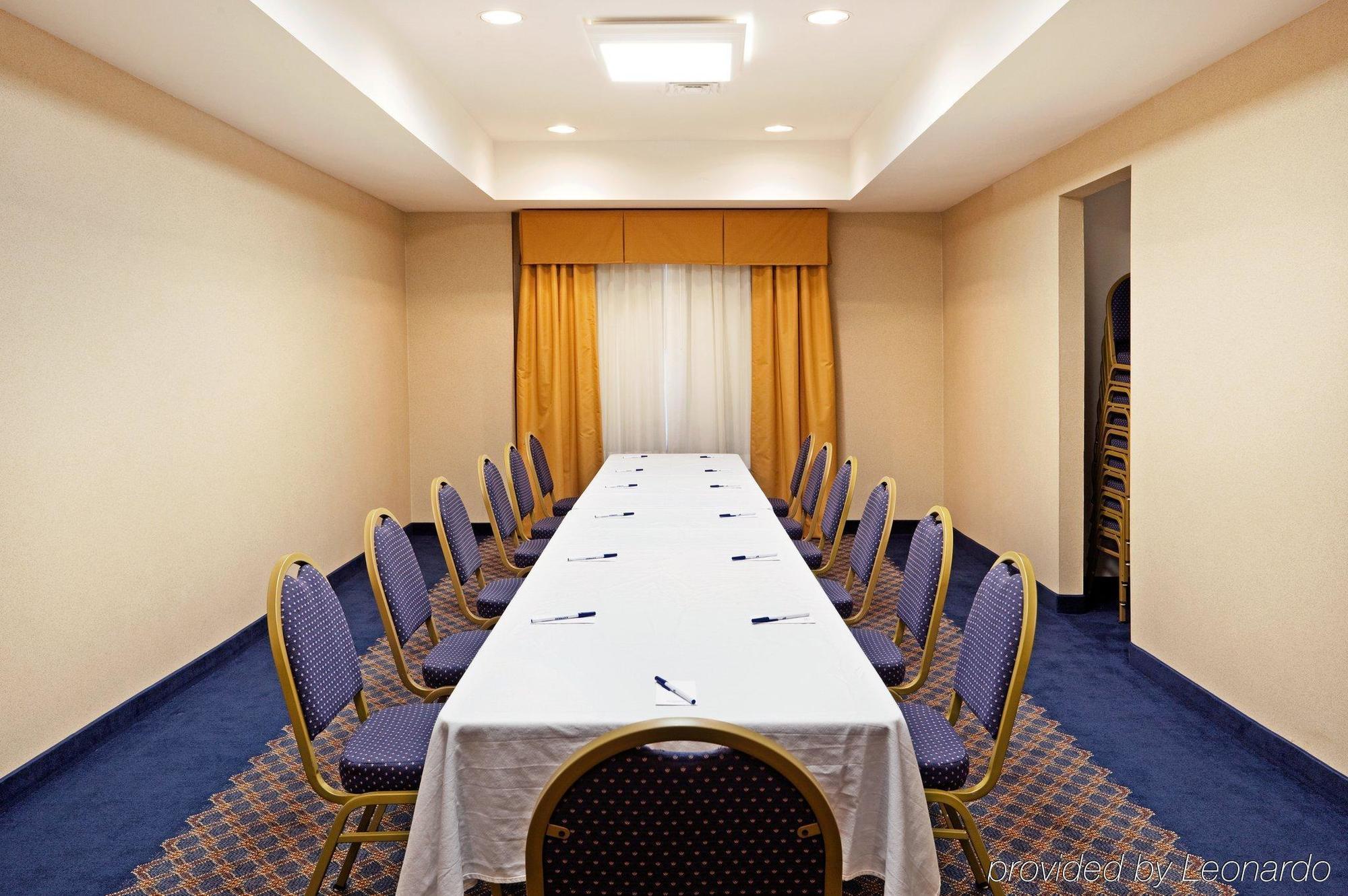 Holiday Express & Cherokee-casino By Ihg Resort 2*